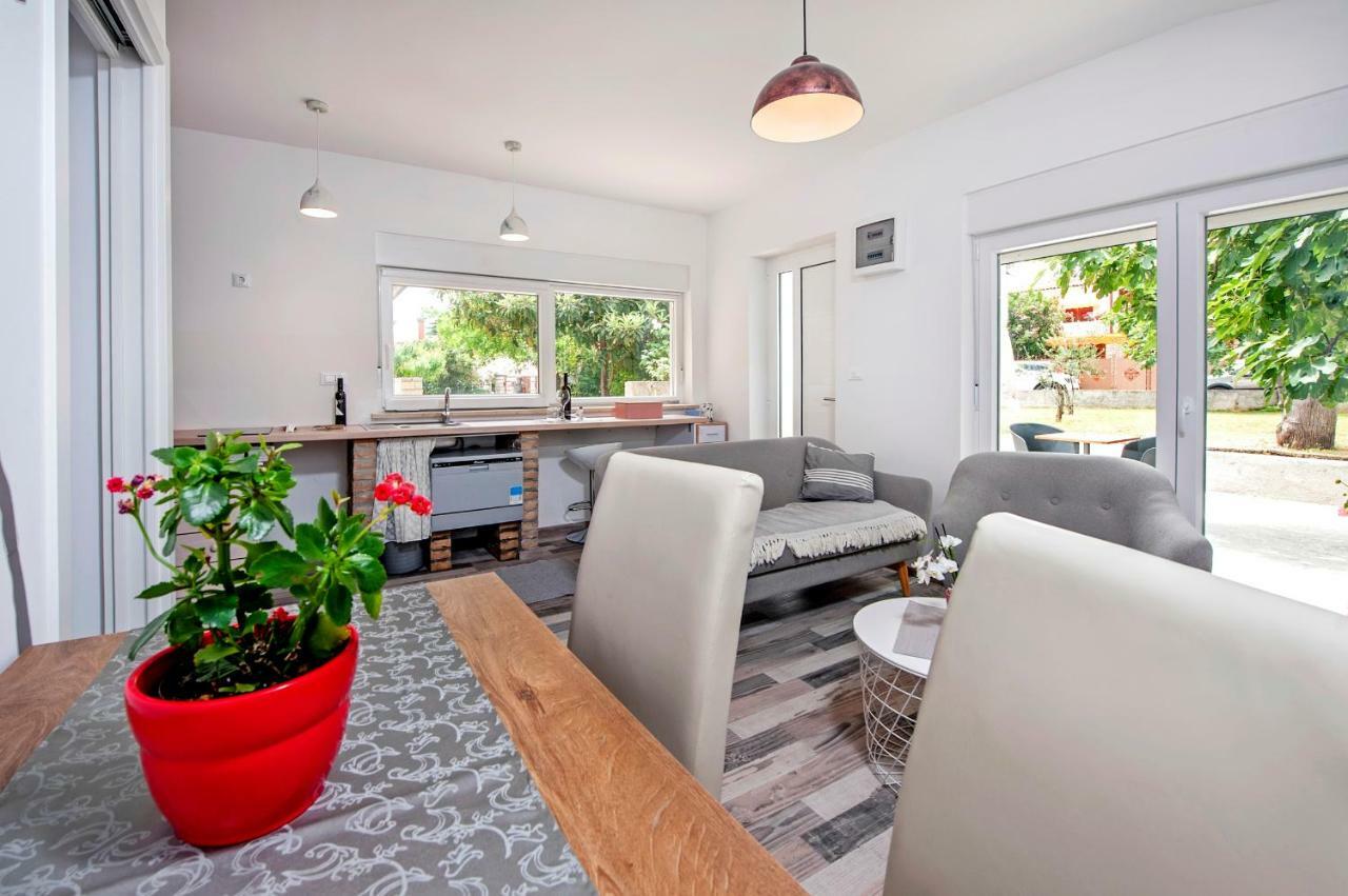 Paola Cozy Apartment โรวีน ภายนอก รูปภาพ