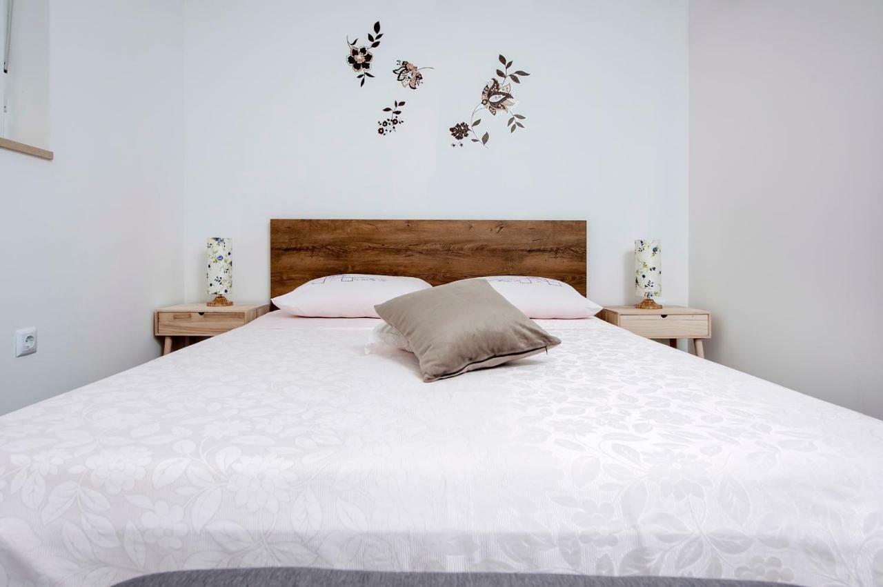Paola Cozy Apartment โรวีน ภายนอก รูปภาพ