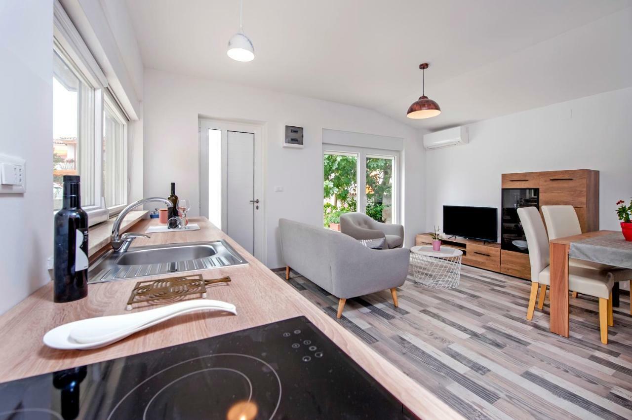 Paola Cozy Apartment โรวีน ภายนอก รูปภาพ