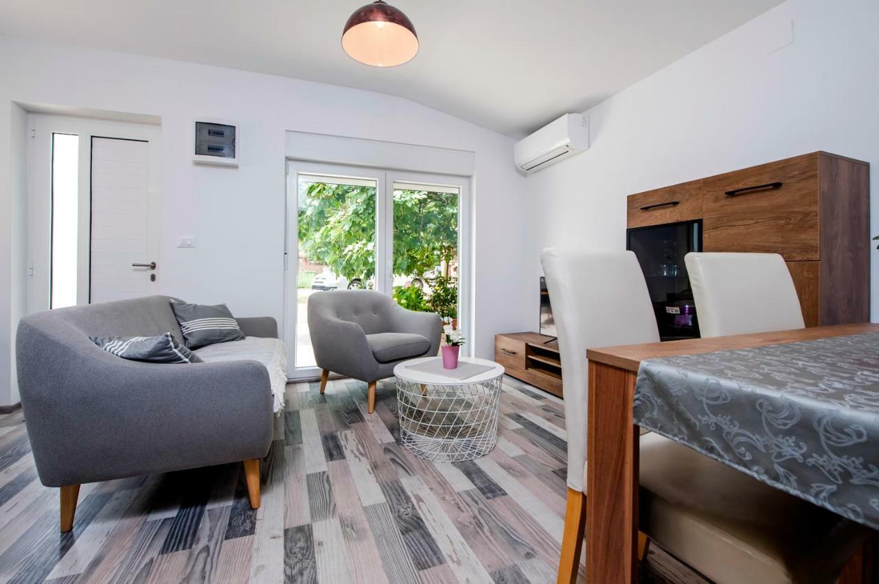 Paola Cozy Apartment โรวีน ภายนอก รูปภาพ