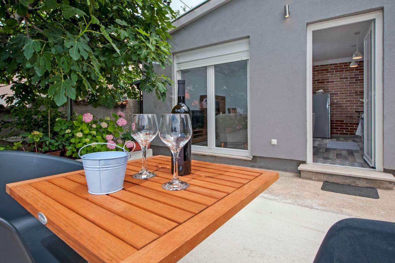 Paola Cozy Apartment โรวีน ภายนอก รูปภาพ