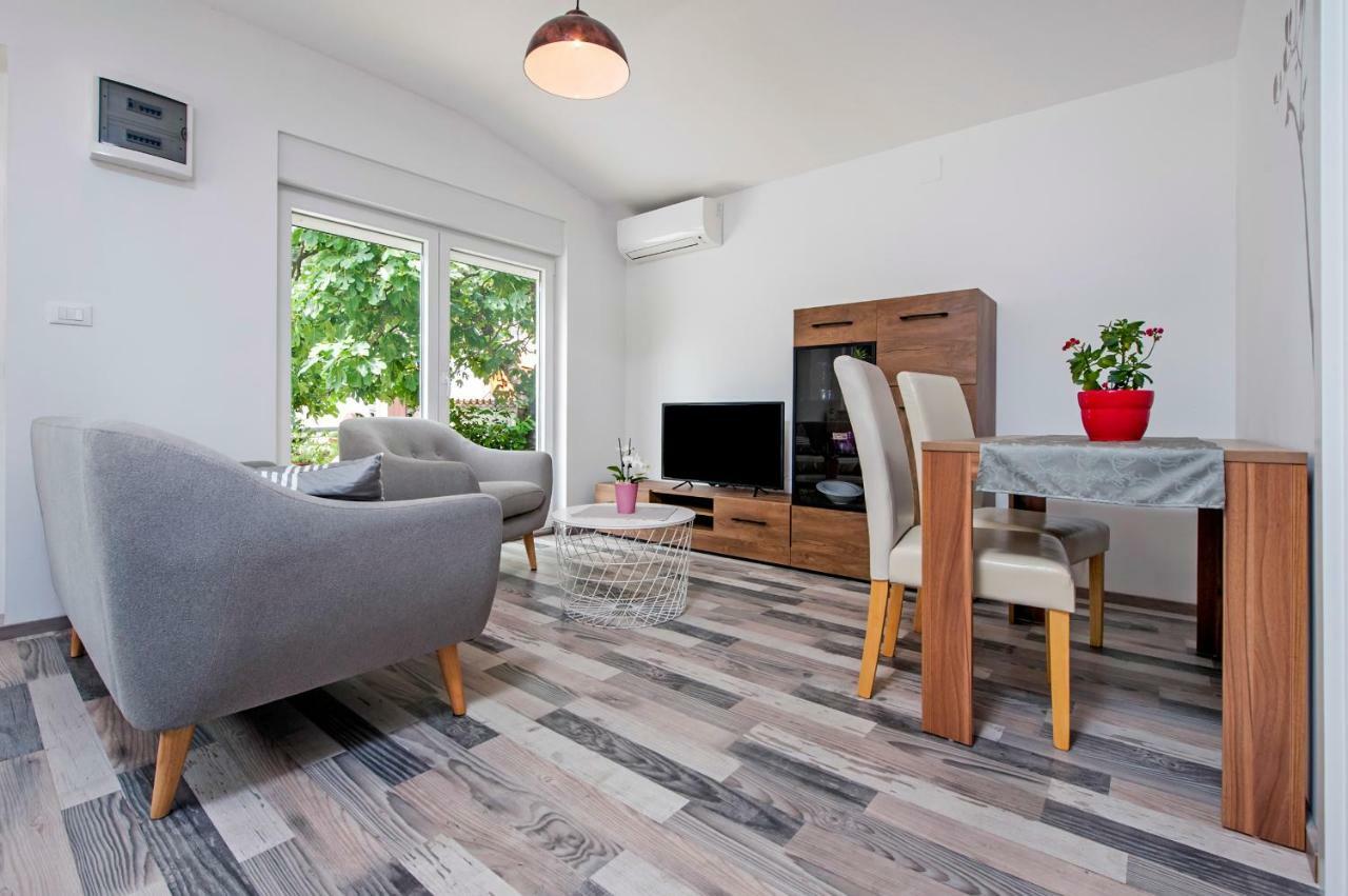 Paola Cozy Apartment โรวีน ภายนอก รูปภาพ